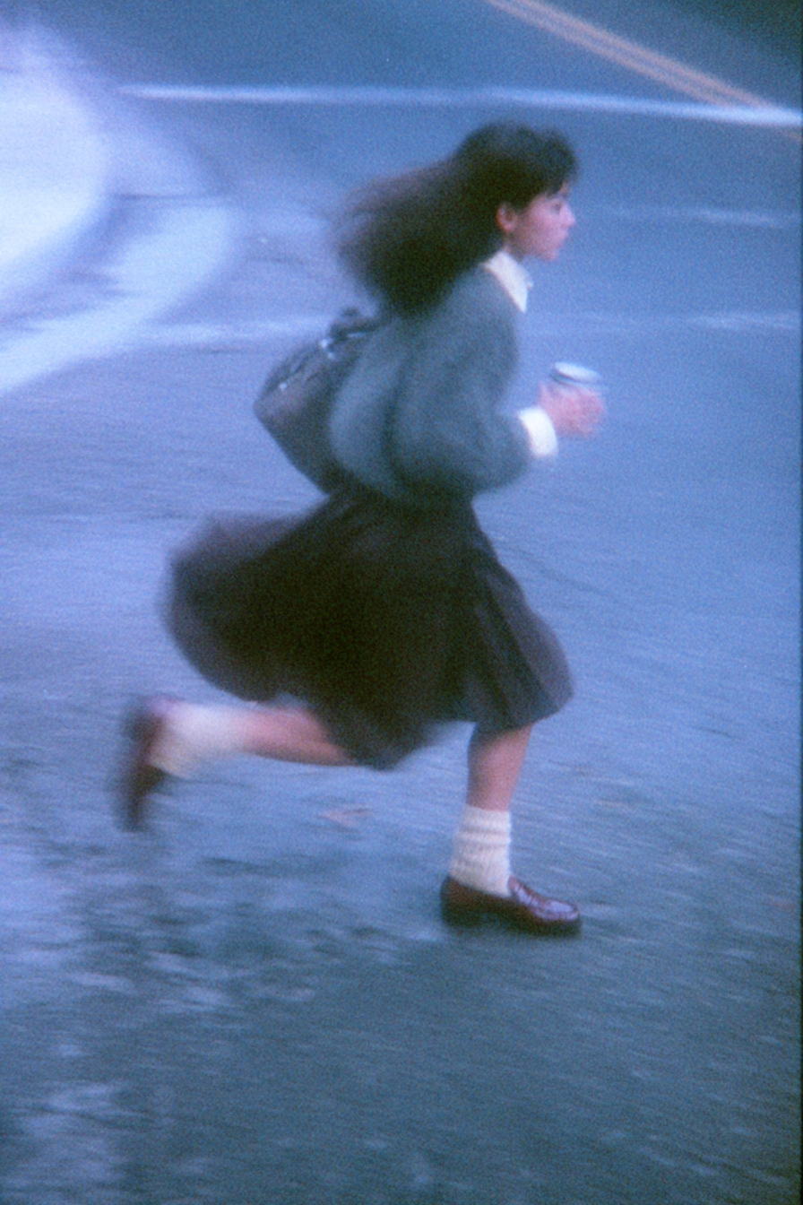 Femme élégante traversant la rue à grands pas