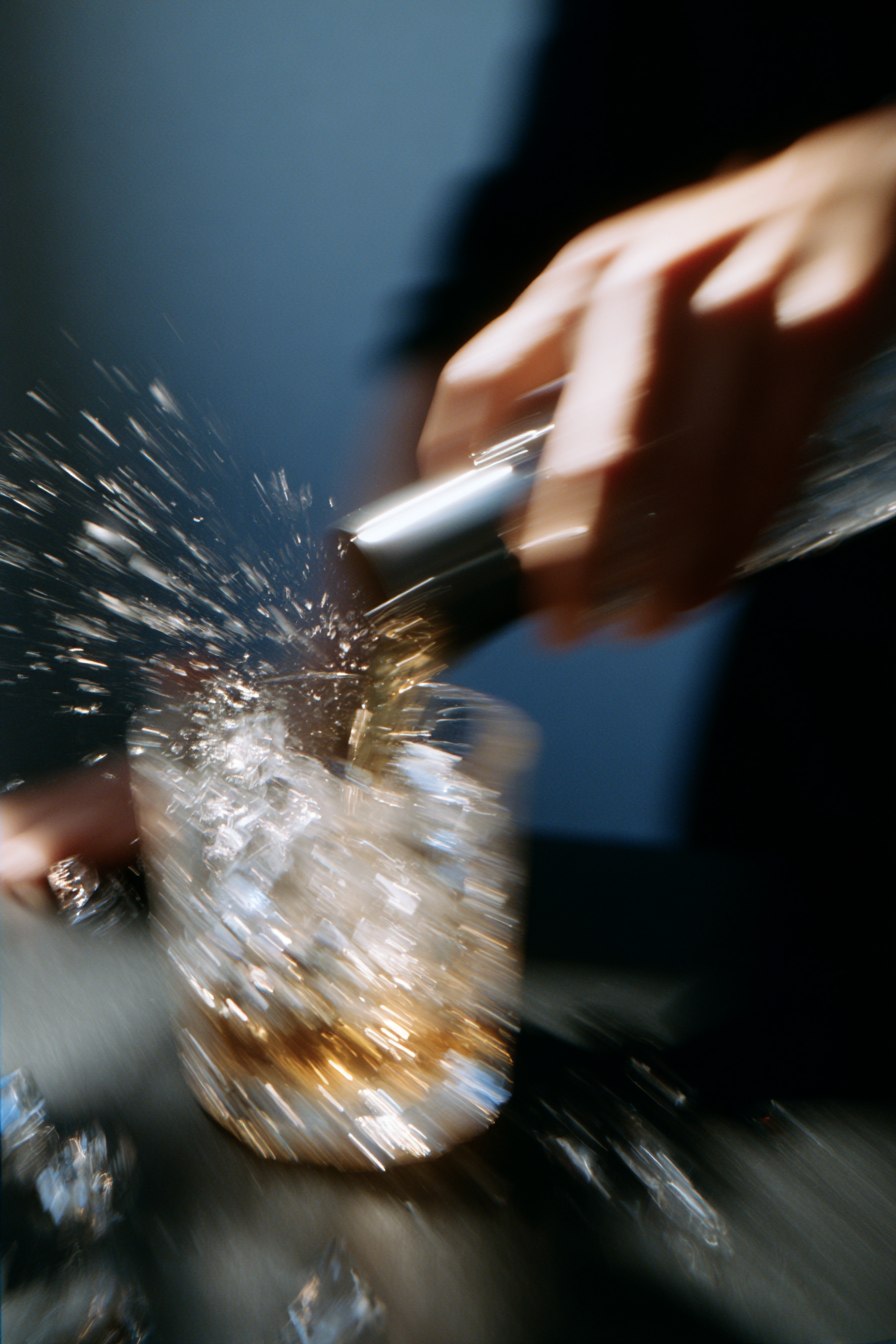 Barman secouant une lumière ambrée en mouvement