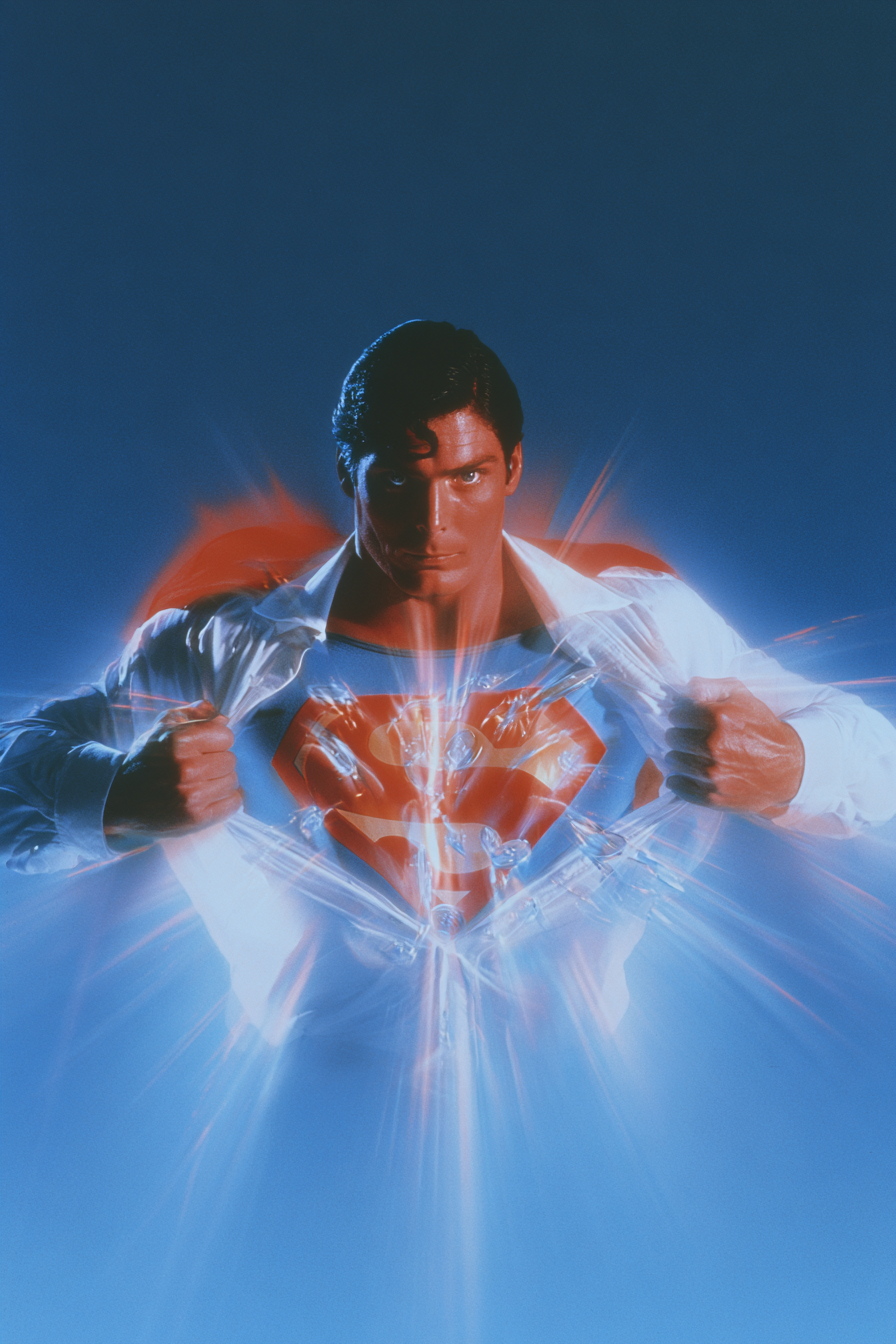 Superman enthüllt sein Emblem im filmischen Comic-Realismus