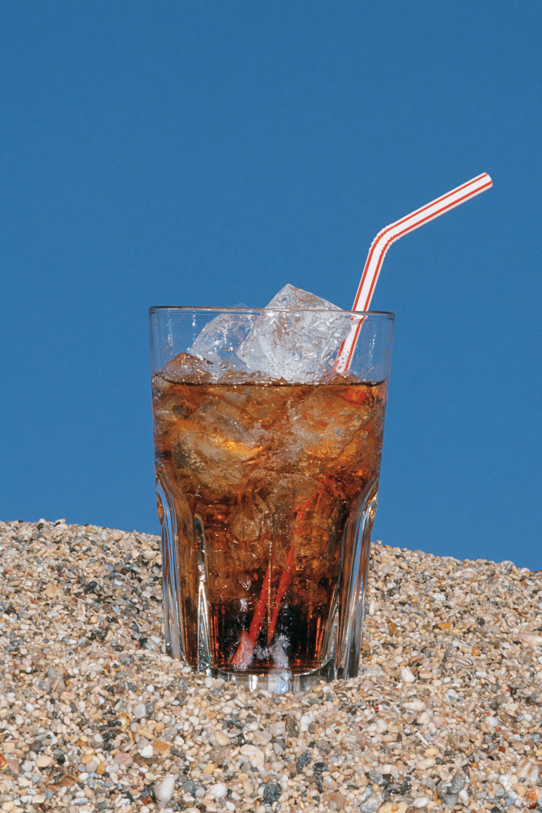 Cola con hielo junto al mar