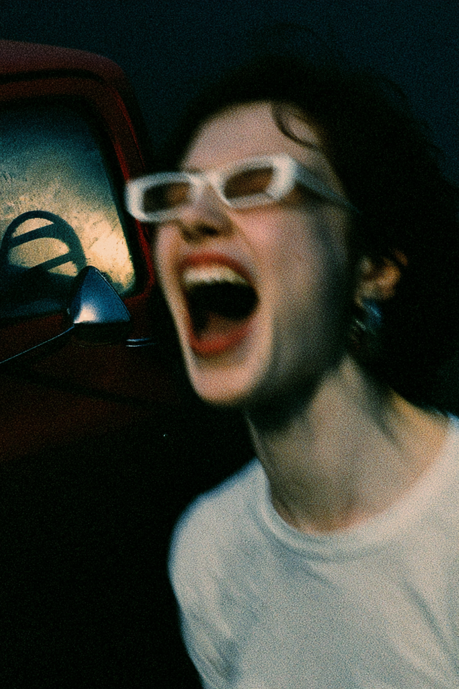 Femme aux lunettes blanches près d’un camion rouge